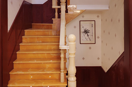 鞍山中式别墅室内汉白玉石楼梯的定制安装装饰效果